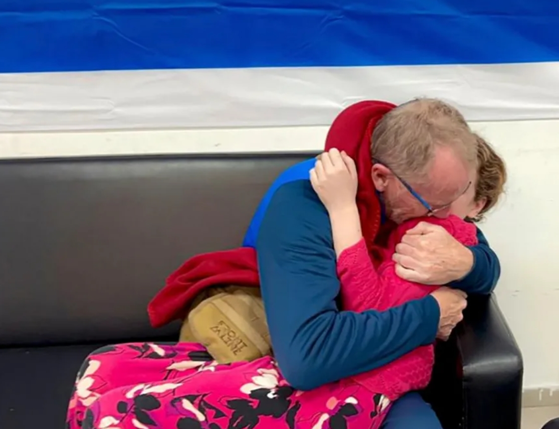 Крихітка Емілі, яку вважали загиблою від рук ХАМАС, повернулася додому: зворушливі фото